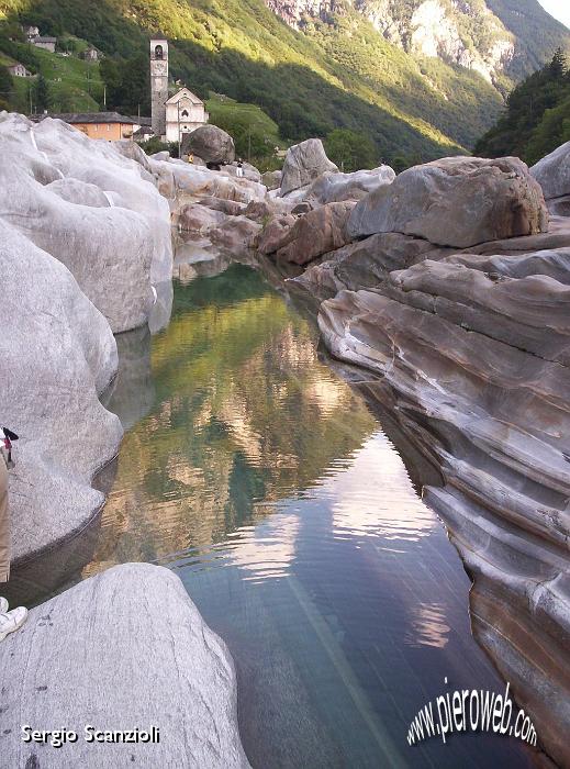 38 Lavertezzo rocce erose dall'acqua.jpg